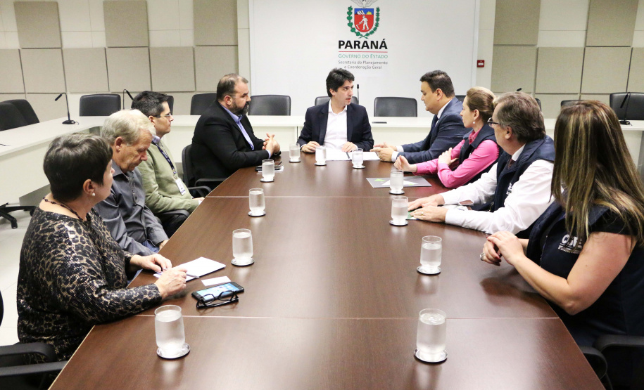 A Secretaria do Planejamento e Projetos Estruturantes do Paraná iniciou mais uma etapa da implementação do Programa de Integridade e Compliance, coordenado pela Controladoria-Geral do Estado. Depois da fase de entrevistas com servidores, a secretaria é a primeira a receber o Plano de Integridade, que reúne sugestões para reduzir riscos de desvios de conduta ou de possibilidades de corrupção. Foto: Divulgação/SEPL