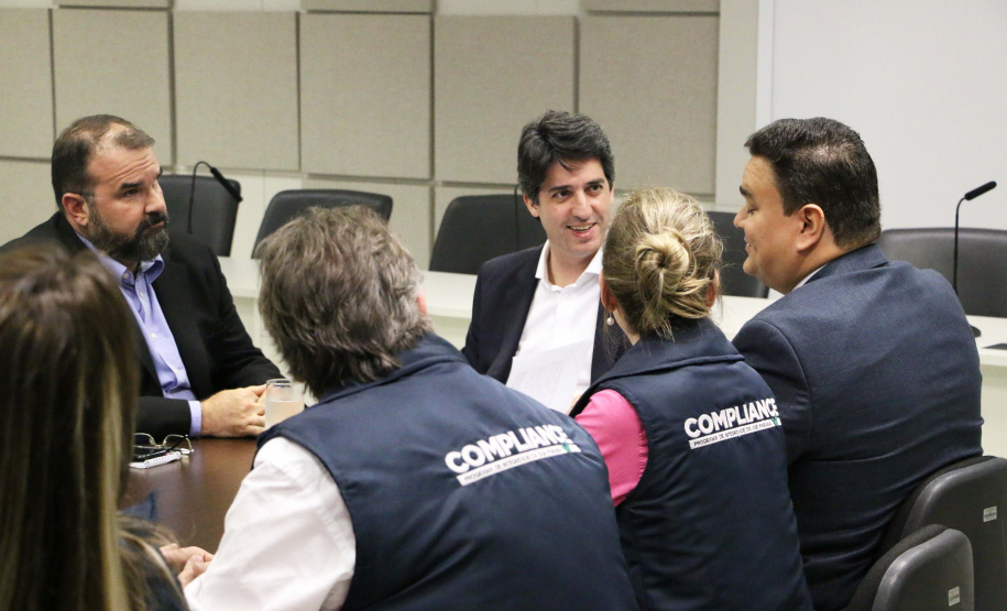 A Secretaria do Planejamento e Projetos Estruturantes do Paraná iniciou mais uma etapa da implementação do Programa de Integridade e Compliance, coordenado pela Controladoria-Geral do Estado. Depois da fase de entrevistas com servidores, a secretaria é a primeira a receber o Plano de Integridade, que reúne sugestões para reduzir riscos de desvios de conduta ou de