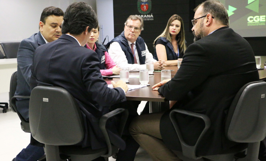 A Secretaria do Planejamento e Projetos Estruturantes do Paraná iniciou mais uma etapa da implementação do Programa de Integridade e Compliance, coordenado pela Controladoria-Geral do Estado. Depois da fase de entrevistas com servidores, a secretaria é a primeira a receber o Plano de Integridade, que reúne sugestões para reduzir riscos de desvios de conduta ou de