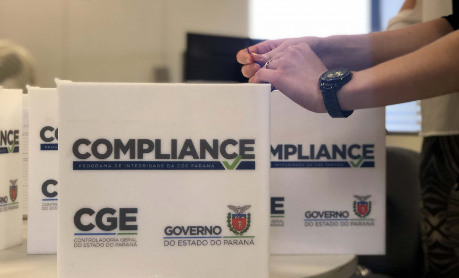 A Secretaria do Planejamento e Projetos Estruturantes do Paraná iniciou mais uma etapa da implementação do Programa de Integridade e Compliance, coordenado pela Controladoria-Geral do Estado. Depois da fase de entrevistas com servidores, a secretaria é a primeira a receber o Plano de Integridade, que reúne sugestões para reduzir riscos de desvios de conduta ou de possibilidades de corrupção. Foto: Divulgação/CGE