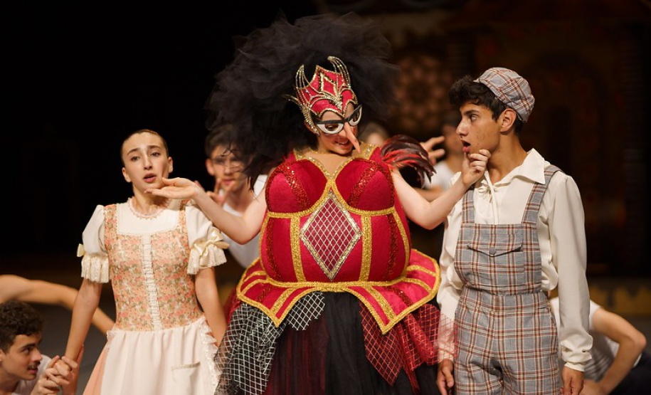 O Teatro Guaíra apresenta neste fim de semana dois espetáculos que fazem parte da programação especial de fim de ano: o balé João e Maria, da Escola de Dança Teatro Guaíra, e o concerto América Tropical, interpretado pela Orquestra Sinfônica do Paraná. Foto: Cesar Bond/CCTG