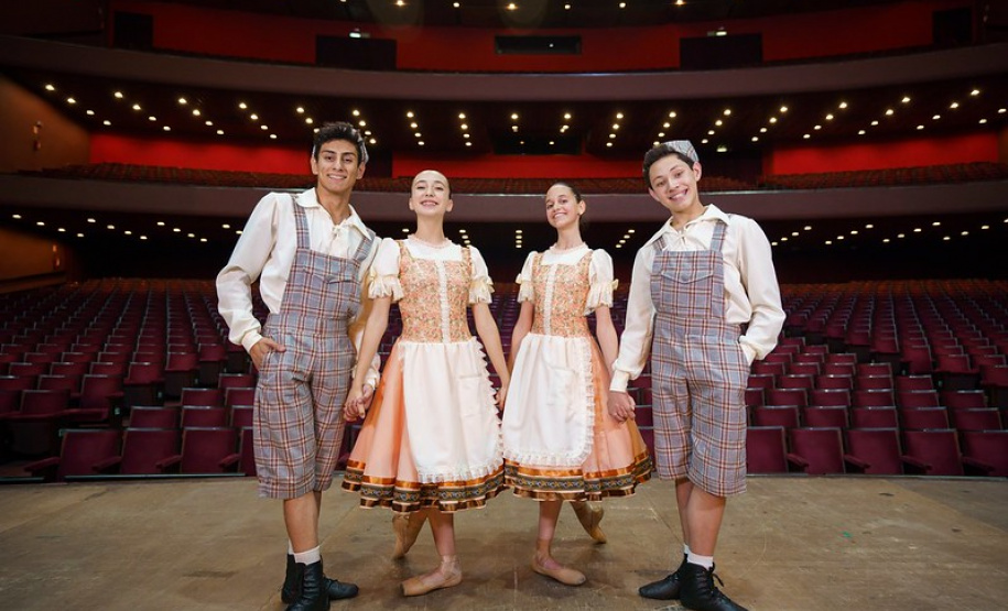 O Teatro Guaíra apresenta neste fim de semana dois espetáculos que fazem parte da programação especial de fim de ano: o balé João e Maria, da Escola de Dança Teatro Guaíra, e o concerto América Tropical, interpretado pela Orquestra Sinfônica do Paraná. Foto: Cesar Bond/CCTG