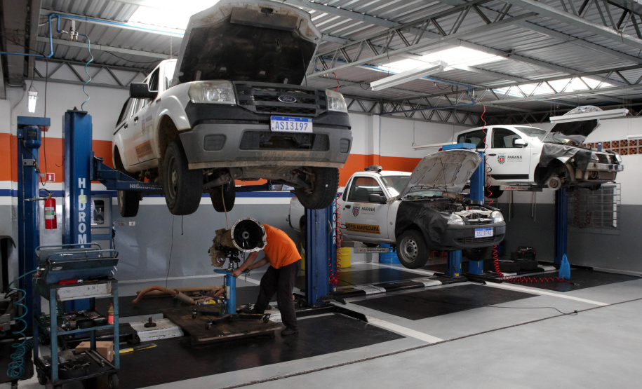 Cerca de 90% da frota de veículos oficiais do Estado está em circulação e com a manutenção em dia. Em quase três meses – entre 1º de agosto e 20 de outubro – foram reparados 8.431 veículos a um custo médio de R$ 833 por conserto. No mesmo período do ano anterior, foram reparados 5.396 veículos, a um valor médio de R$ 1.136 por conserto. O custo médio por reparo caiu 26,6%.Curitiba, 18/11/2019 - Foto: Ari Dias/AEN