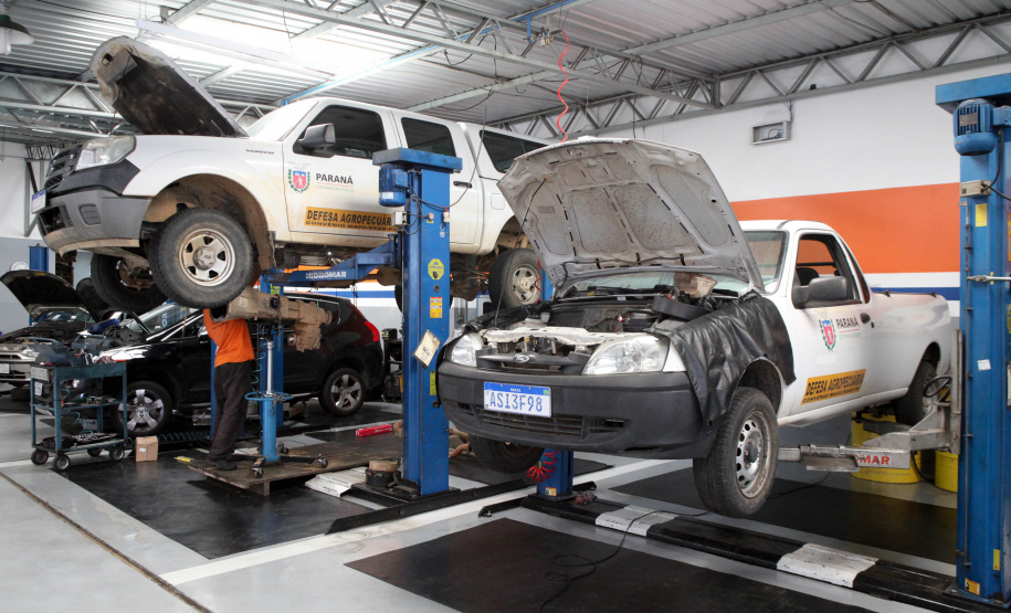 Cerca de 90% da frota de veículos oficiais do Estado está em circulação e com a manutenção em dia. Em quase três meses – entre 1º de agosto e 20 de outubro – foram reparados 8.431 veículos a um custo médio de R$ 833 por conserto. No mesmo período do ano anterior, foram reparados 5.396 veículos, a um valor médio de R$ 1.136 por conserto. O custo médio por reparo caiu 26,6%.Curitiba, 18/11/2019 - Foto: Ari Dias/AEN