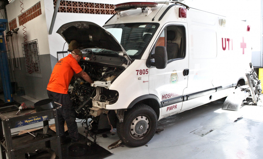 Cerca de 90% da frota de veículos oficiais do Estado está em circulação e com a manutenção em dia. Em quase três meses – entre 1º de agosto e 20 de outubro – foram reparados 8.431 veículos a um custo médio de R$ 833 por conserto. No mesmo período do ano anterior, foram reparados 5.396 veículos, a um valor médio de R$ 1.136 por conserto. O custo médio por reparo caiu 26,6%.Curitiba, 18/11/2019 - Foto: Ari Dias/AEN