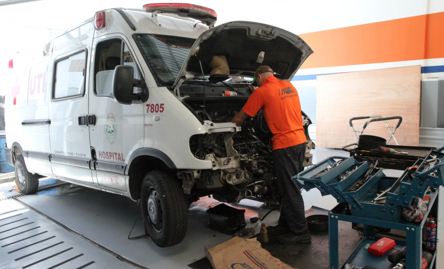 Cerca de 90% da frota de veículos oficiais do Estado está em circulação e com a manutenção em dia. Em quase três meses – entre 1º de agosto e 20 de outubro – foram reparados 8.431 veículos a um custo médio de R$ 833 por conserto. No mesmo período do ano anterior, foram reparados 5.396 veículos, a um valor médio de R$ 1.136 por conserto. O custo médio por reparo caiu 26,6%.Curitiba, 18/11/2019 - Foto: Ari Dias/AEN