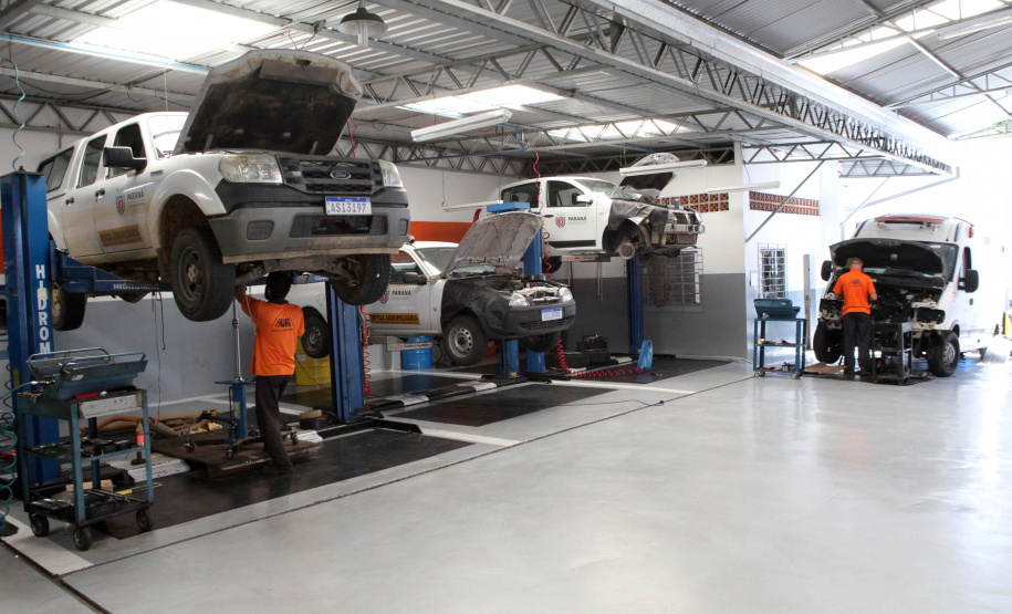 Cerca de 90% da frota de veículos oficiais do Estado está em circulação e com a manutenção em dia. Em quase três meses – entre 1º de agosto e 20 de outubro – foram reparados 8.431 veículos a um custo médio de R$ 833 por conserto. No mesmo período do ano anterior, foram reparados 5.396 veículos, a um valor médio de R$ 1.136 por conserto. O custo médio por reparo caiu 26,6%.Curitiba, 18/11/2019 - Foto: Ari Dias/AEN