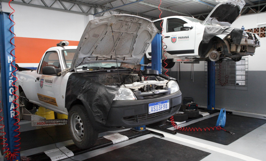 Cerca de 90% da frota de veículos oficiais do Estado está em circulação e com a manutenção em dia. Em quase três meses – entre 1º de agosto e 20 de outubro – foram reparados 8.431 veículos a um custo médio de R$ 833 por conserto. No mesmo período do ano anterior, foram reparados 5.396 veículos, a um valor médio de R$ 1.136 por conserto. O custo médio por reparo caiu 26,6%.Curitiba, 18/11/2019 - Foto: Ari Dias/AEN