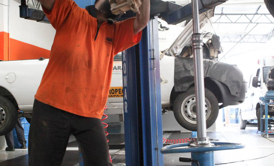 Cerca de 90% da frota de veículos oficiais do Estado está em circulação e com a manutenção em dia. Em quase três meses – entre 1º de agosto e 20 de outubro – foram reparados 8.431 veículos a um custo médio de R$ 833 por conserto. No mesmo período do ano anterior, foram reparados 5.396 veículos, a um valor médio de R$ 1.136 por conserto. O custo médio por reparo caiu 26,6%.Curitiba, 18/11/2019 - Foto: Ari Dias/AEN