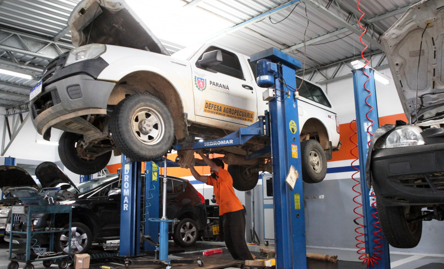 Cerca de 90% da frota de veículos oficiais do Estado está em circulação e com a manutenção em dia. Em quase três meses – entre 1º de agosto e 20 de outubro – foram reparados 8.431 veículos a um custo médio de R$ 833 por conserto. No mesmo período do ano anterior, foram reparados 5.396 veículos, a um valor médio de R$ 1.136 por conserto. O custo médio por reparo caiu 26,6%.Curitiba, 18/11/2019 - Foto: Ari Dias/AEN