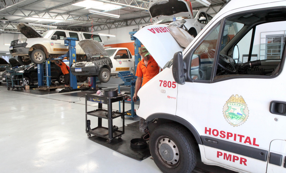 Cerca de 90% da frota de veículos oficiais do Estado está em circulação e com a manutenção em dia. Em quase três meses – entre 1º de agosto e 20 de outubro – foram reparados 8.431 veículos a um custo médio de R$ 833 por conserto. No mesmo período do ano anterior, foram reparados 5.396 veículos, a um valor médio de R$ 1.136 por conserto. O custo médio por reparo caiu 26,6%.Curitiba, 18/11/2019 - Foto: Ari Dias/AEN