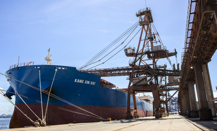O Porto de Paranaguá faz nesta semana a segunda maior operação de granéis de sua história em um único navio. Serão 89 mil toneladas de farelo de soja, carregadas no Kang Xin Hai, que tem 254 metros de comprimento e segue para o porto de Amsterdã, na Holanda. A operação movimenta o equivalente a 3 mil caminhões de produto e o embarque durará sete dias.