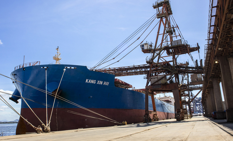 O Porto de Paranaguá faz nesta semana a segunda maior operação de granéis de sua história em um único navio. Serão 89 mil toneladas de farelo de soja, carregadas no Kang Xin Hai, que tem 254 metros de comprimento e segue para o porto de Amsterdã, na Holanda. A operação movimenta o equivalente a 3 mil caminhões de produto e o embarque durará sete dias.