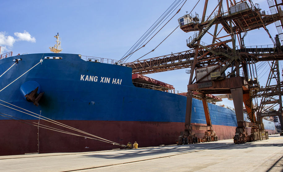 O Porto de Paranaguá faz nesta semana a segunda maior operação de granéis de sua história em um único navio. Serão 89 mil toneladas de farelo de soja, carregadas no Kang Xin Hai, que tem 254 metros de comprimento e segue para o porto de Amsterdã, na Holanda. A operação movimenta o equivalente a 3 mil caminhões de produto e o embarque durará sete dias.