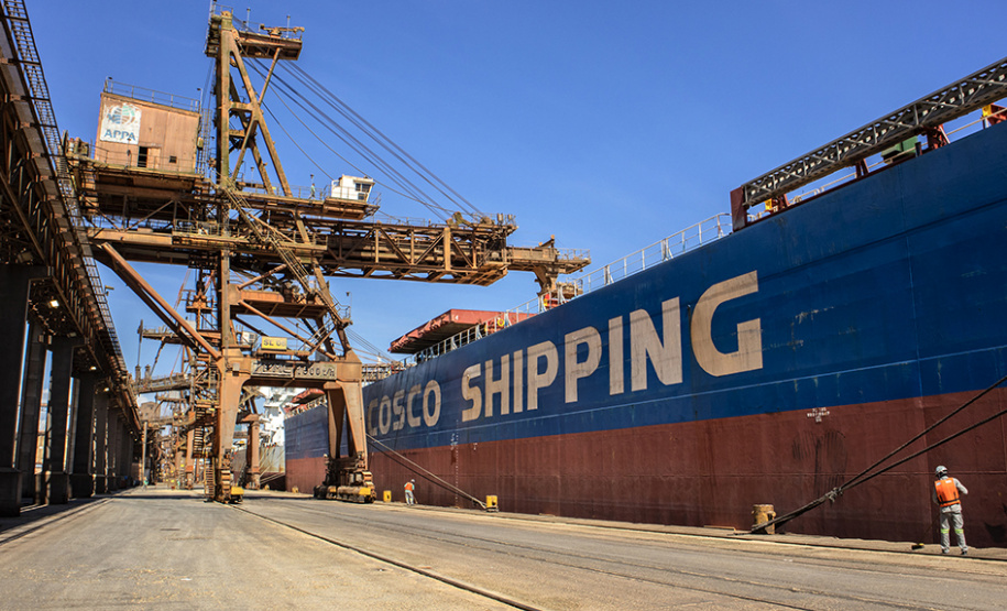 O Porto de Paranaguá faz nesta semana a segunda maior operação de granéis de sua história em um único navio. Serão 89 mil toneladas de farelo de soja, carregadas no Kang Xin Hai, que tem 254 metros de comprimento e segue para o porto de Amsterdã, na Holanda. A operação movimenta o equivalente a 3 mil caminhões de produto e o embarque durará sete dias.