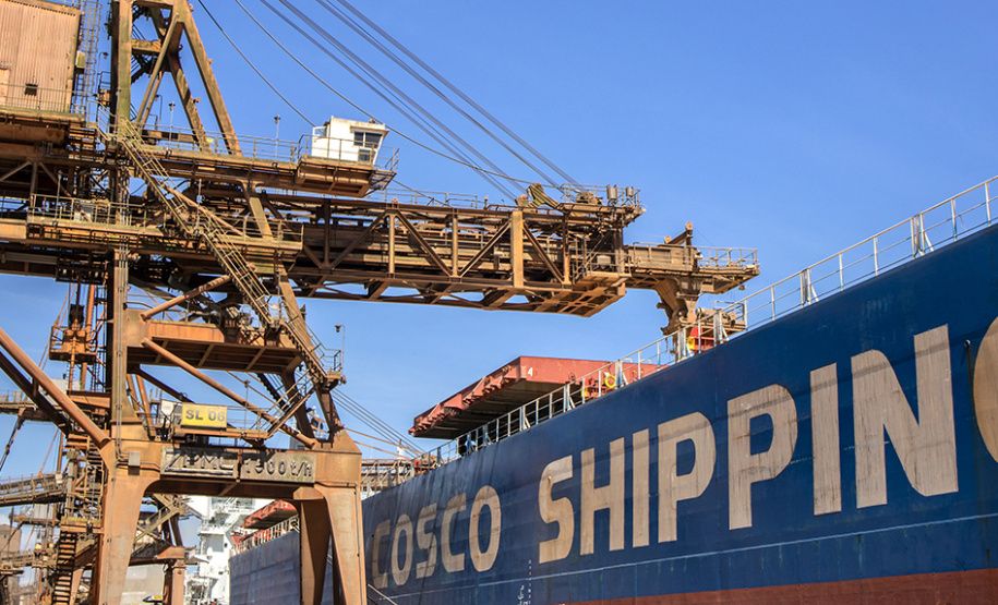 O Porto de Paranaguá faz nesta semana a segunda maior operação de granéis de sua história em um único navio. Serão 89 mil toneladas de farelo de soja, carregadas no Kang Xin Hai, que tem 254 metros de comprimento e segue para o porto de Amsterdã, na Holanda. A operação movimenta o equivalente a 3 mil caminhões de produto e o embarque durará sete dias.