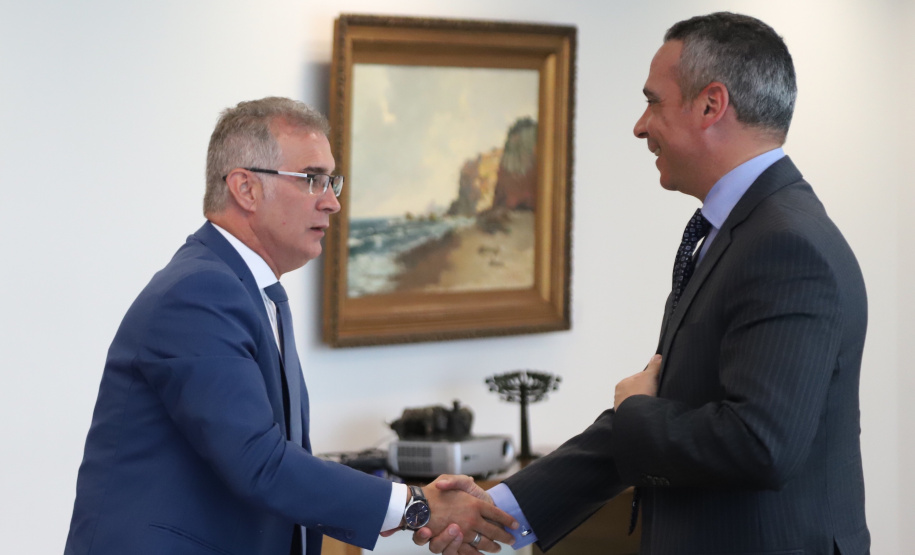 O Governo do Paraná estabeleceu os primeiros contatos para uma futura parceria com a República Dominicana. Inicialmente, o acordo de cooperação prevê ações nas áreas comercial e cultural, com reflexo também no turismo. Na foto, o  secretário de Estado da Comunicação Social e Cultura, Hudson José e o Embaixador Extraordinário da República Dominicana no Brasil, Alejandro Zarzuela. Foto: José Fernando Ogura/AEN