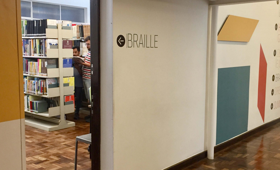 A Biblioteca Pública do Paraná (BPP) reformulou a sala da Seção Braille, tornando-a mais acessível para o público em geral. O local destinado aos livros aumentou, facilitando a circulação dos usuários. Foto: Divulgação/BPP