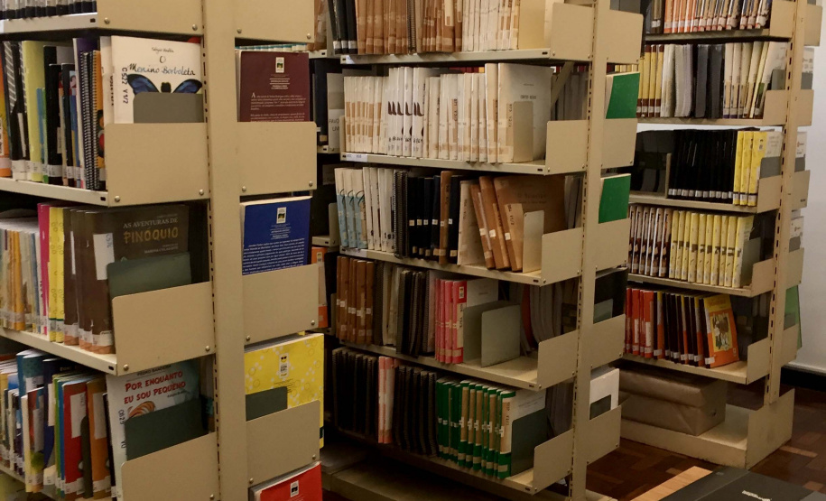 A Biblioteca Pública do Paraná (BPP) reformulou a sala da Seção Braille, tornando-a mais acessível para o público em geral. O local destinado aos livros aumentou, facilitando a circulação dos usuários. Foto: Divulgação/BPP