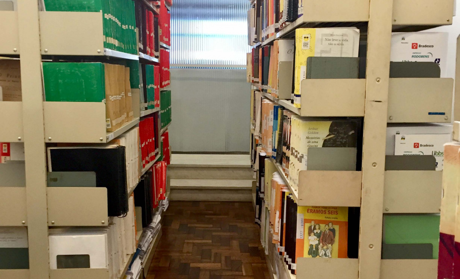 A Biblioteca Pública do Paraná (BPP) reformulou a sala da Seção Braille, tornando-a mais acessível para o público em geral. O local destinado aos livros aumentou, facilitando a circulação dos usuários. Foto: Divulgação/BPP