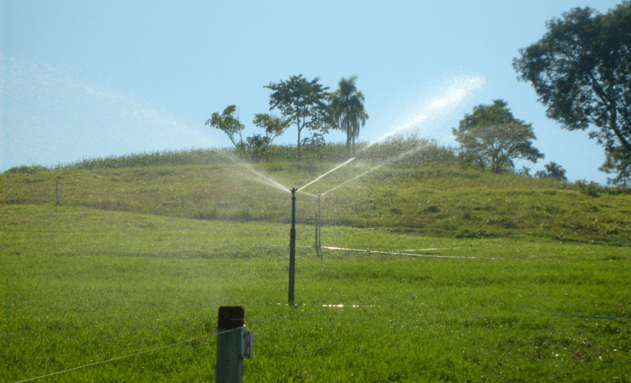 Uso de tensiômetro garante eficiência da irrigação no campo. Foto: Divulgação/Emater