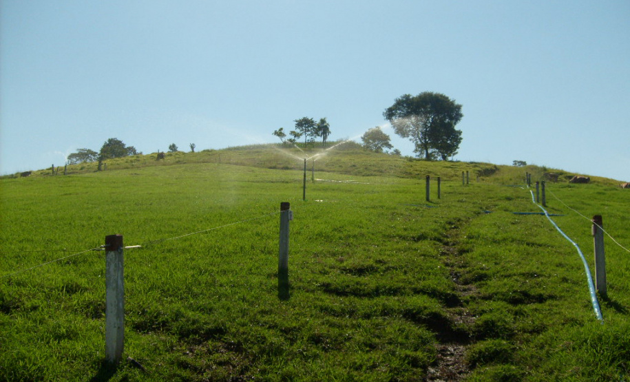 Uso de tensiômetro garante eficiência da irrigação no campo. Foto: Divulgação/Emater
