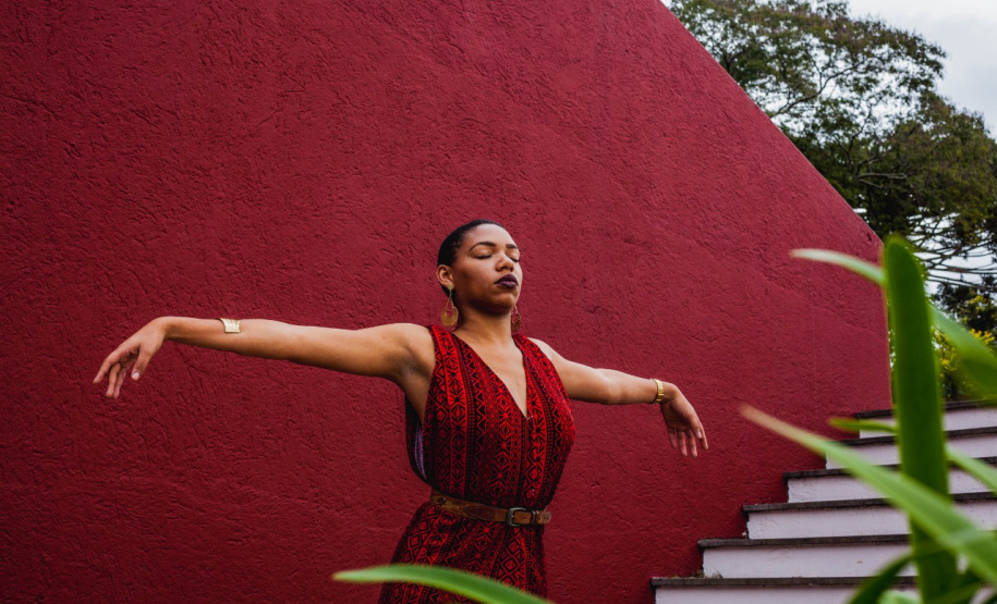 A abertura do show conta com uma apresentação da dançarina Laremi Paixão, denominada “Dança para Oxum”, que traz na poética corporal a história e os ensinamentos da cultura afro-brasileira pela perspectiva negra.Foto: Divulgação