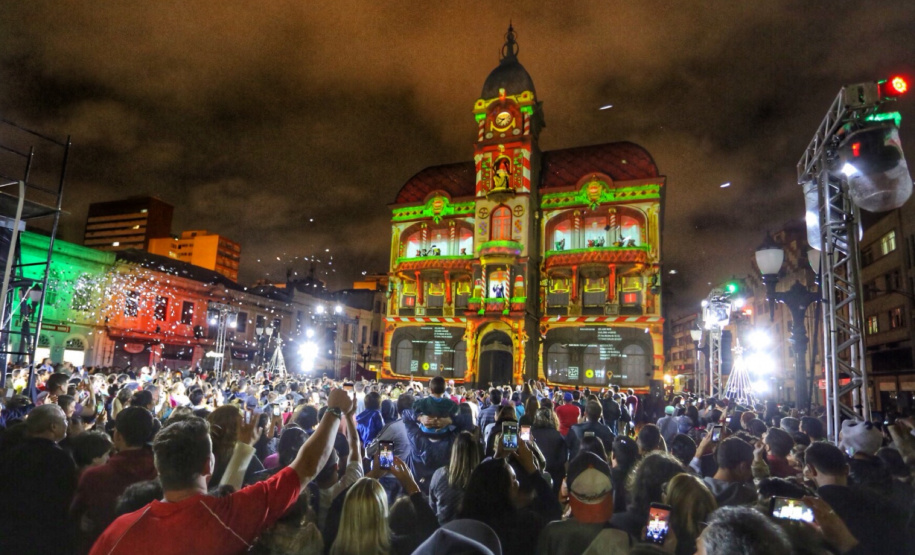Festas de Natal já iluminam muitas cidades do Paraná. Curitiba. Foto: José Fernando Ogura/AEN