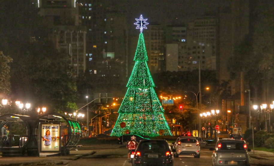 Festas de Natal já iluminam muitas cidades do Paraná. Curitiba. Foto: José Fernando Ogura/AEN