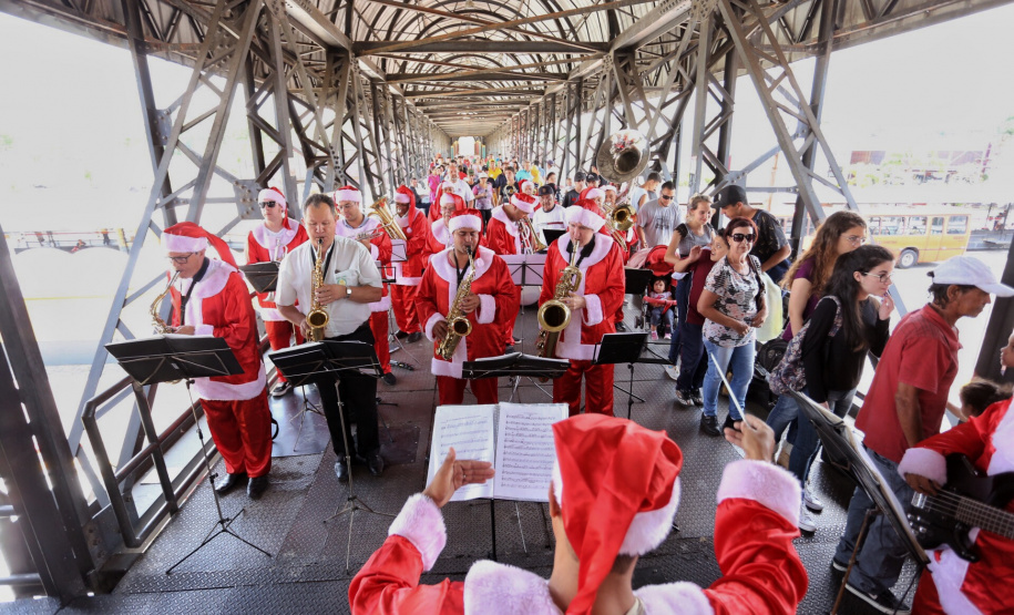 Festas de Natal já iluminam muitas cidades do Paraná. Curitiba. Foto: José Fernando Ogura/AEN
