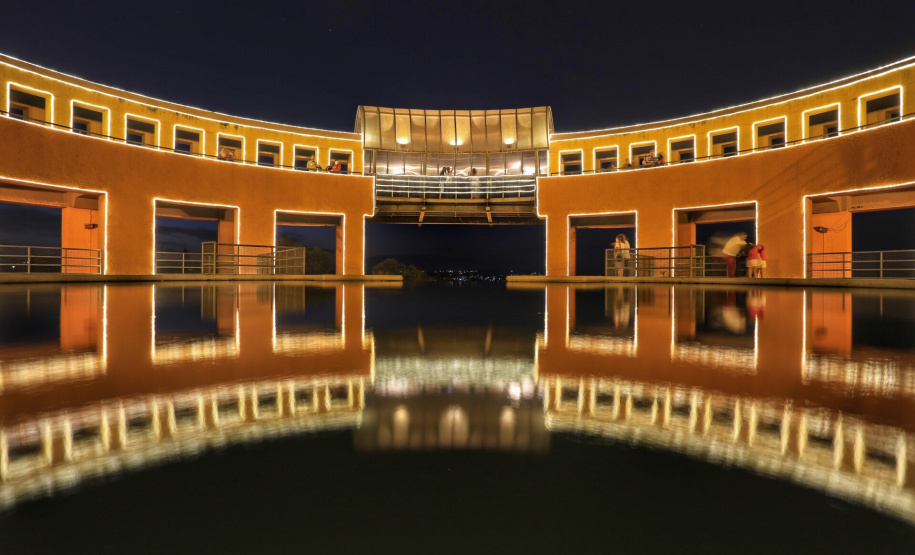 Festas de Natal já iluminam muitas cidades do Paraná. Curitiba. Foto: José Fernando Ogura/AEN