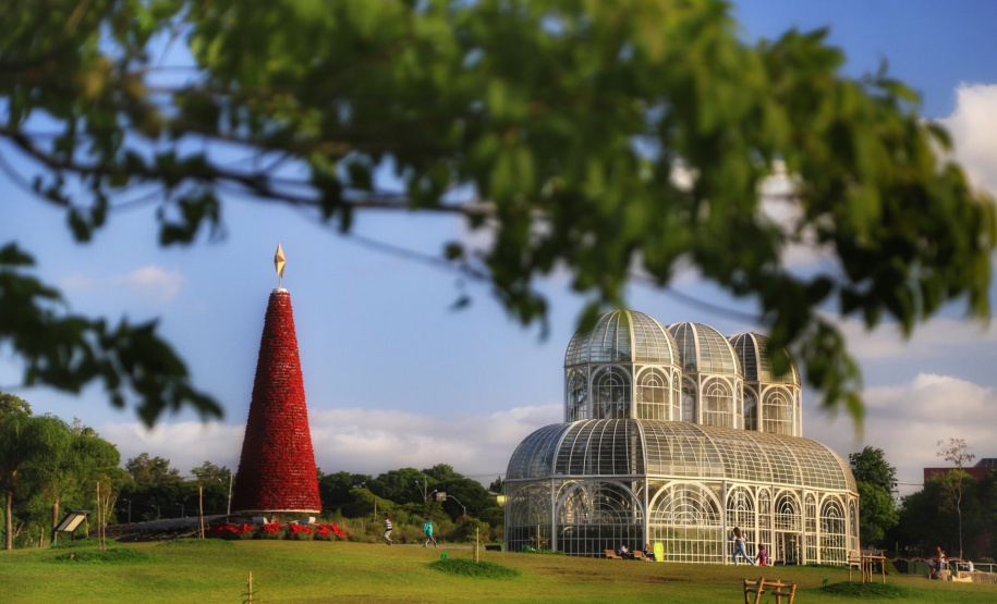 Festas de Natal já iluminam muitas cidades do Paraná. Curitiba. Foto: José Fernando Ogura/AEN