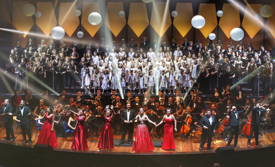 Festas de Natal já iluminam muitas cidades do Paraná. Curitiba. Foto: José Fernando Ogura/AEN