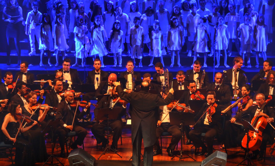 Festas de Natal já iluminam muitas cidades do Paraná. Curitiba. Foto: José Fernando Ogura/AEN