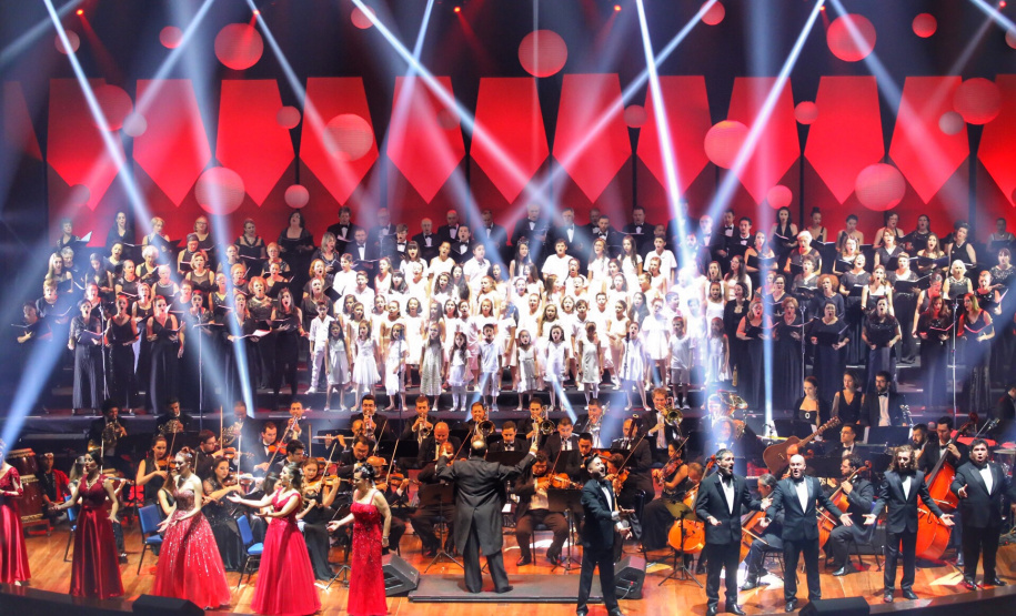 Festas de Natal já iluminam muitas cidades do Paraná. Curitiba. Foto: José Fernando Ogura/AEN