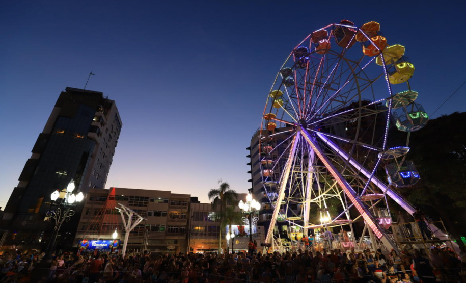 Festas de Natal já iluminam muitas cidades do Paraná. Pato Branco. Foto: Rodinei Santos/Prefeitura de Pato Branco