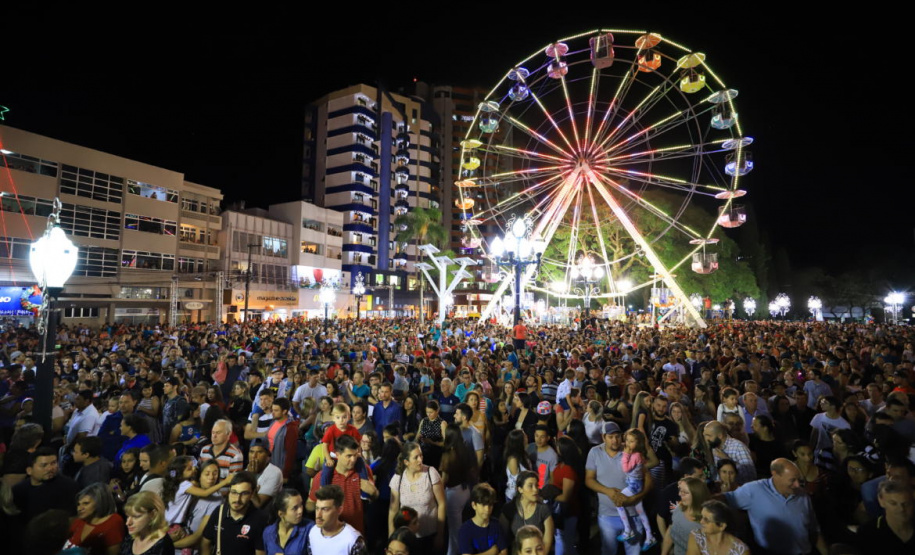 Festas de Natal já iluminam muitas cidades do Paraná. Pato Branco. Foto: Rodinei Santos/Prefeitura de Pato Branco