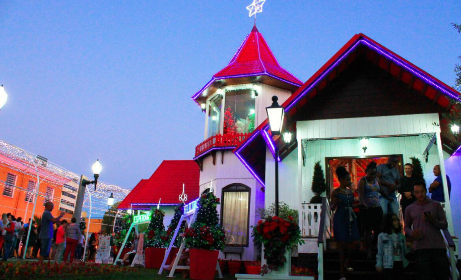Festas de Natal já iluminam muitas cidades do Paraná. Pato Branco. Foto: Rodinei Santos/Prefeitura de Pato Branco
