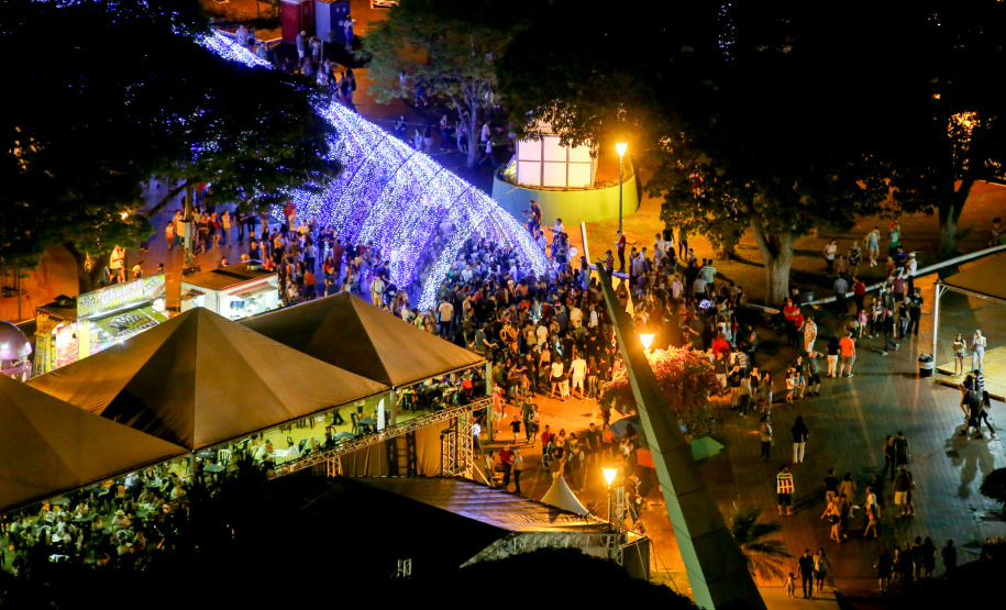 Festas de Natal já iluminam muitas cidades do Paraná.Maringá. Foto: Aldemir de Moraes/PMM