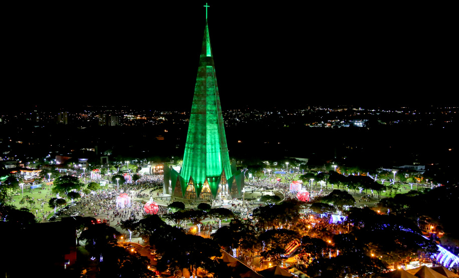 Festas de Natal já iluminam muitas cidades do Paraná.Maringá. Foto: Aldemir de Moraes/PMM