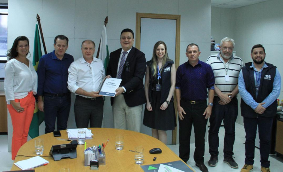 A Coordenadoria de Integridade e Compliance, da Controladoria-Geral do Estado, entregou, nesta segunda-feira (18), o Plano de Integridade da Secretaria do Desenvolvimento Urbano e de Obras Públicas. O documento contém o mapeamento das atividades ou processos que podem apresentar riscos e vulnerabilidades ao trabalho íntegro e eficiente e foi recebido pelo secretário João Carlos Ortega. Foto:Divulgação/SEDU