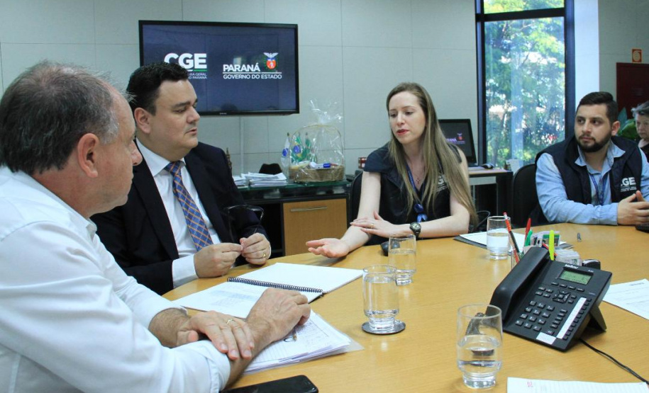 A Coordenadoria de Integridade e Compliance, da Controladoria-Geral do Estado, entregou, nesta segunda-feira (18), o Plano de Integridade da Secretaria do Desenvolvimento Urbano e de Obras Públicas. O documento contém o mapeamento das atividades ou processos que podem apresentar riscos e vulnerabilidades ao trabalho íntegro e eficiente e foi recebido pelo secretário João Carlos Ortega. Foto:Divulgação/SEDU