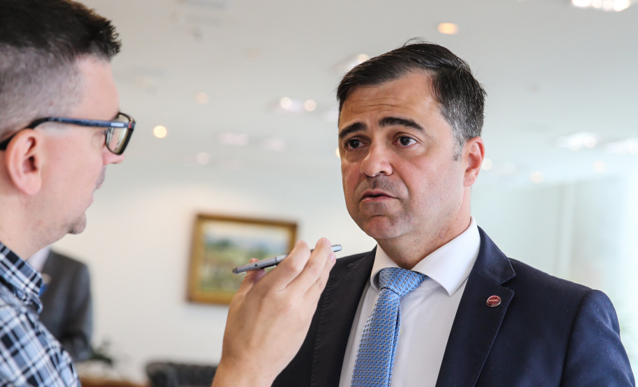 O governador em exercício, Darci Piana recebe dirigentes da Copel e da ANEEL  em reunião no Palácio Iguaçu.  Na foto, Sandoval de Araújo Feitosa Neto - Diretor da ANEEL.   Curitiba, 19/11/2019 -  Foto: Geraldo Bubniak/AEN