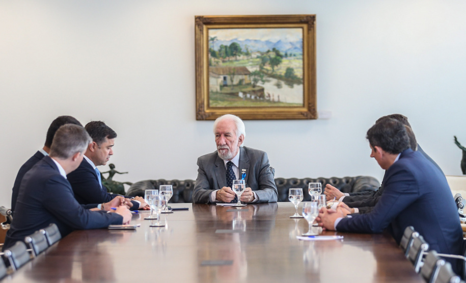 O governador em exercício, Darci Piana recebe dirigentes da Copel e da ANEEL  em reunião no Palácio Iguaçu.    Curitiba, 19/11/2019 -  Foto: Geraldo Bubniak/AEN