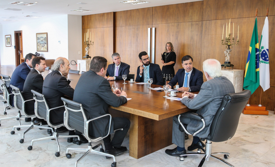 O governador em exercício, Darci Piana recebe dirigentes da Copel e da ANEEL  em reunião no Palácio Iguaçu.    Curitiba, 19/11/2019 -  Foto: Geraldo Bubniak/AEN