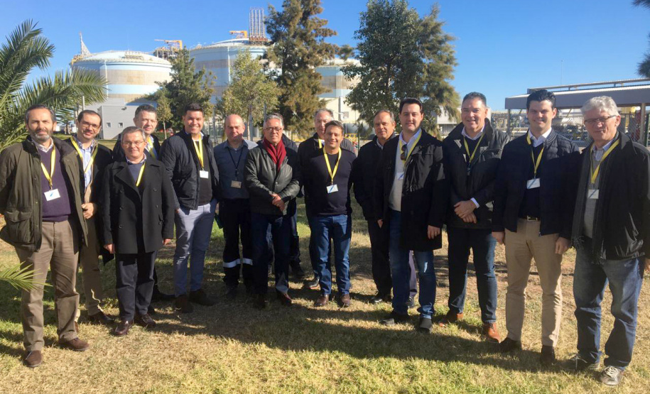 Em busca de novos investimentos para o Paraná e de intercâmbio nas áreas de sustentabilidade, inovação e produção de energia, o governador Carlos Massa Ratinho Junior esteve nesta terça-feira (19) na central de regaseificação do Porto de Segunto (Saggas), em Valência, na Espanha. O complexo integra o grupo ACS, um dos maiores conglomerados do setor de construção e concessões. Foto: Divulgação/AEN