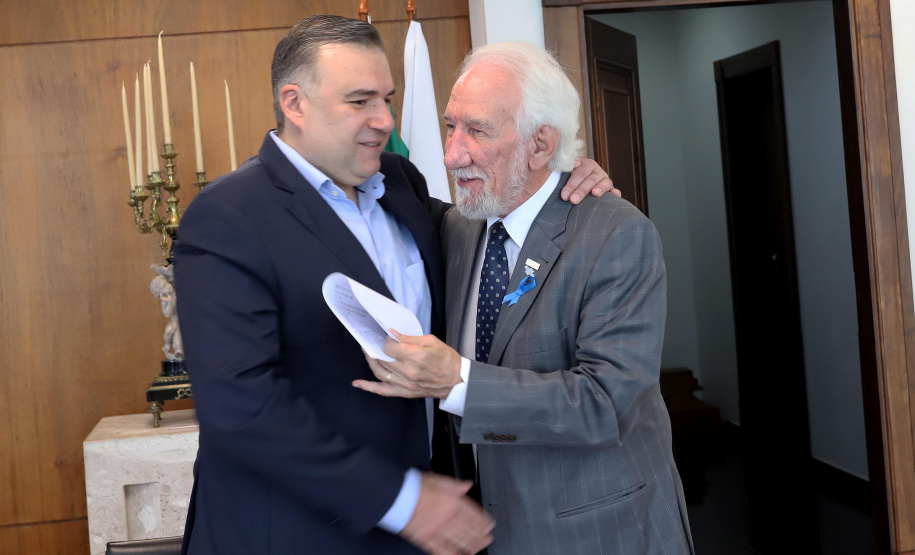 O governador em exercício Darci Piana repassa recursos a entidades sociais que atendem crianças e adolescentes e, pessoas com deficiência. Participaram: secretário da Justiça, Família e Trabalho, Ney Leprevost; diretor do Departamento de Apoio a Pessoa com Deficiência e de Políticas Públicas para Acessibilidade da SEJUF, Felipe Braga Côrtes; pres. Do Instituto Educacional Duque de Caxias, Alcides Madalozzo; entre outros.Curitiba, 19-11-19.Foto: Arnaldo Alves / AEN.