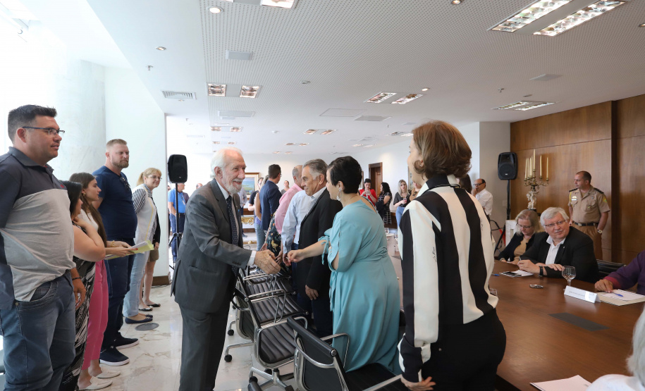 O governador em exercício Darci Piana repassa recursos a entidades sociais que atendem crianças e adolescentes e, pessoas com deficiência. Participaram: secretário da Justiça, Família e Trabalho, Ney Leprevost; diretor do Departamento de Apoio a Pessoa com Deficiência e de Políticas Públicas para Acessibilidade da SEJUF, Felipe Braga Côrtes; pres. Do Instituto Educacional Duque de Caxias, Alcides Madalozzo; entre outros.Curitiba, 19-11-19.Foto: Arnaldo Alves / AEN.