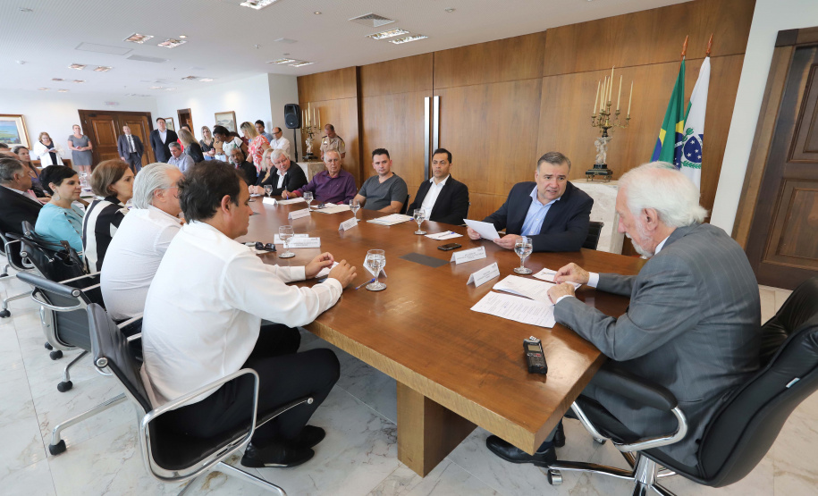 O governador em exercício Darci Piana repassa recursos a entidades sociais que atendem crianças e adolescentes e, pessoas com deficiência. Participaram: secretário da Justiça, Família e Trabalho, Ney Leprevost; diretor do Departamento de Apoio a Pessoa com Deficiência e de Políticas Públicas para Acessibilidade da SEJUF, Felipe Braga Côrtes; pres. Do Instituto Educacional Duque de Caxias, Alcides Madalozzo; entre outros.Curitiba, 19-11-19.Foto: Arnaldo Alves / AEN.