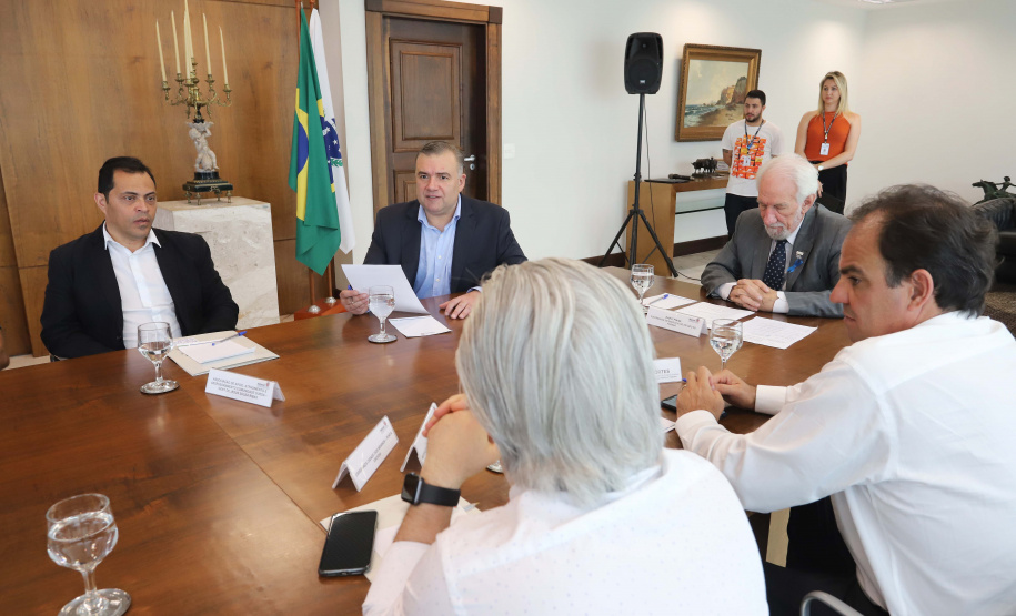 O governador em exercício Darci Piana repassa recursos a entidades sociais que atendem crianças e adolescentes e, pessoas com deficiência. Participaram: secretário da Justiça, Família e Trabalho, Ney Leprevost; diretor do Departamento de Apoio a Pessoa com Deficiência e de Políticas Públicas para Acessibilidade da SEJUF, Felipe Braga Côrtes; pres. Do Instituto Educacional Duque de Caxias, Alcides Madalozzo; entre outros.Curitiba, 19-11-19.Foto: Arnaldo Alves / AEN.